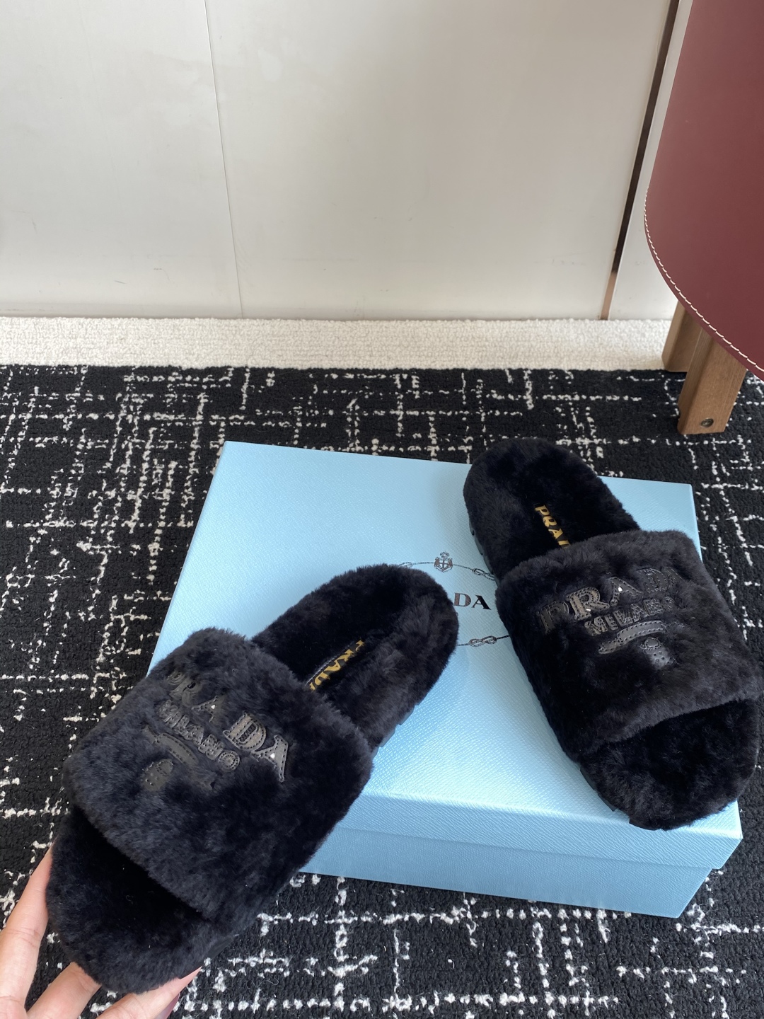 代购级
prada fw 25ss 秋冬最新升级 特级进口羊毛 new arrival～ 一字带毛拖新品