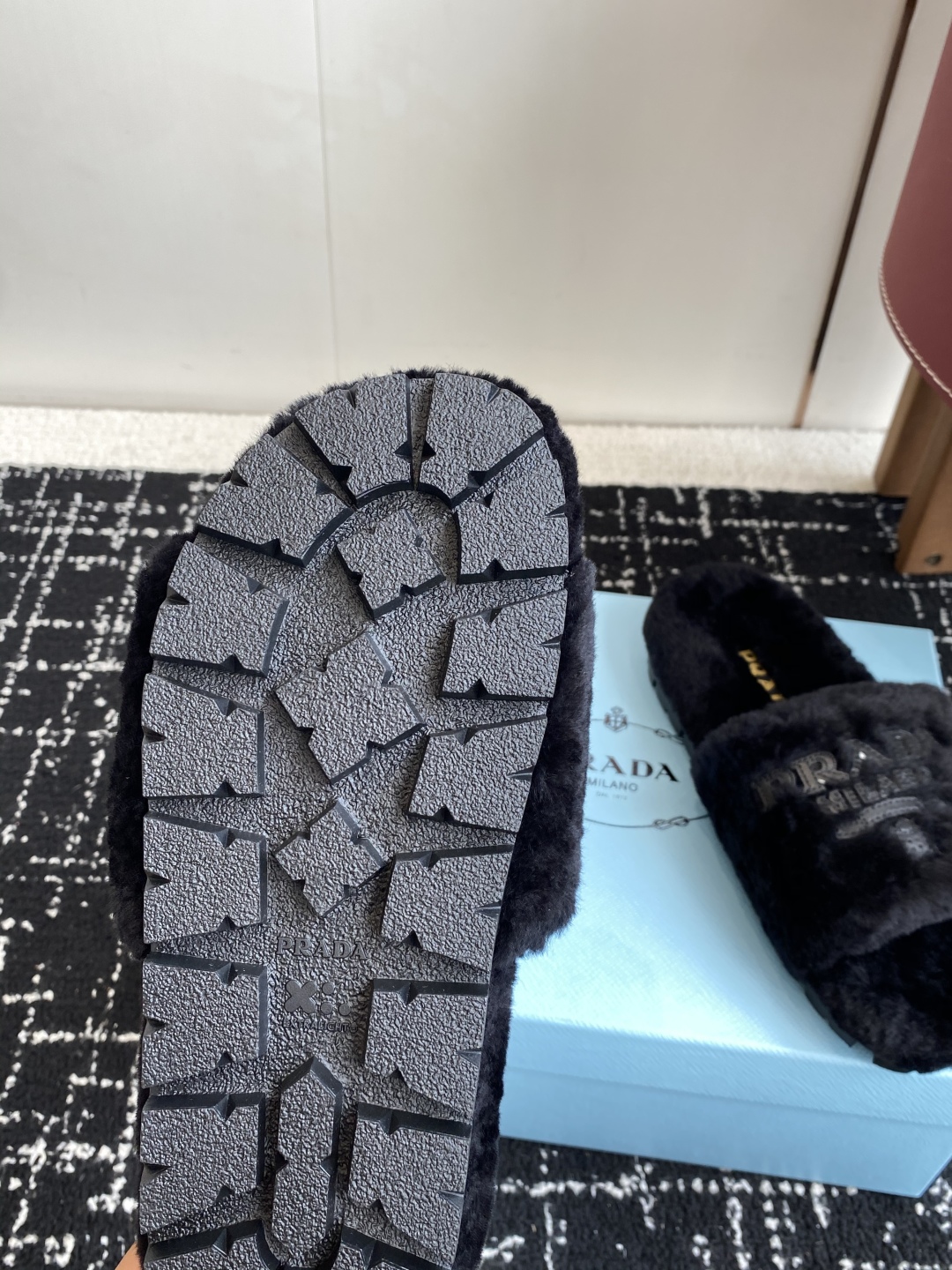 代购级
prada fw 25ss 秋冬最新升级 特级进口羊毛 new arrival～ 一字带毛拖新品
