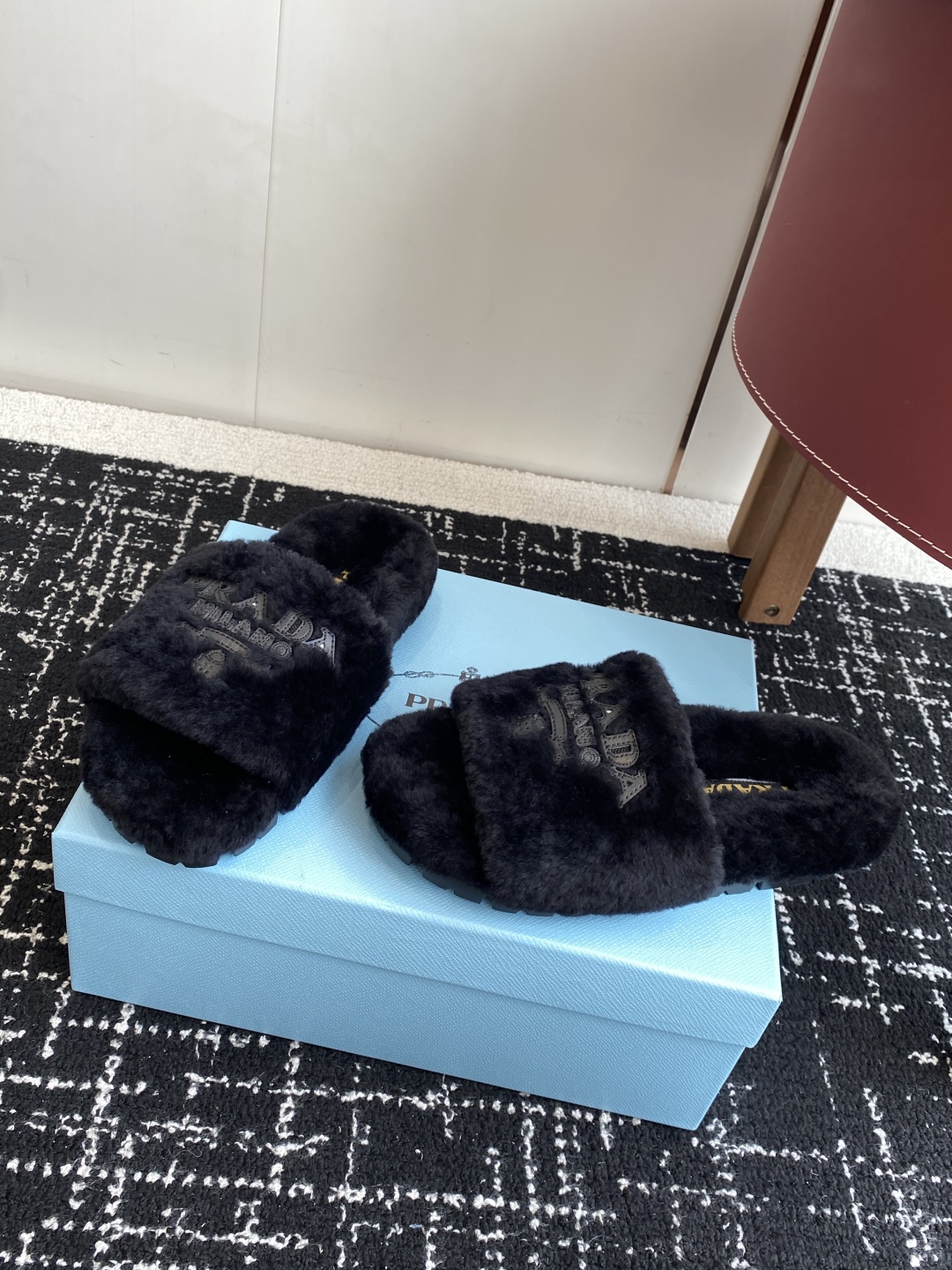 代购级
prada fw 25ss 秋冬最新升级 特级进口羊毛 new arrival～ 一字带毛拖新品