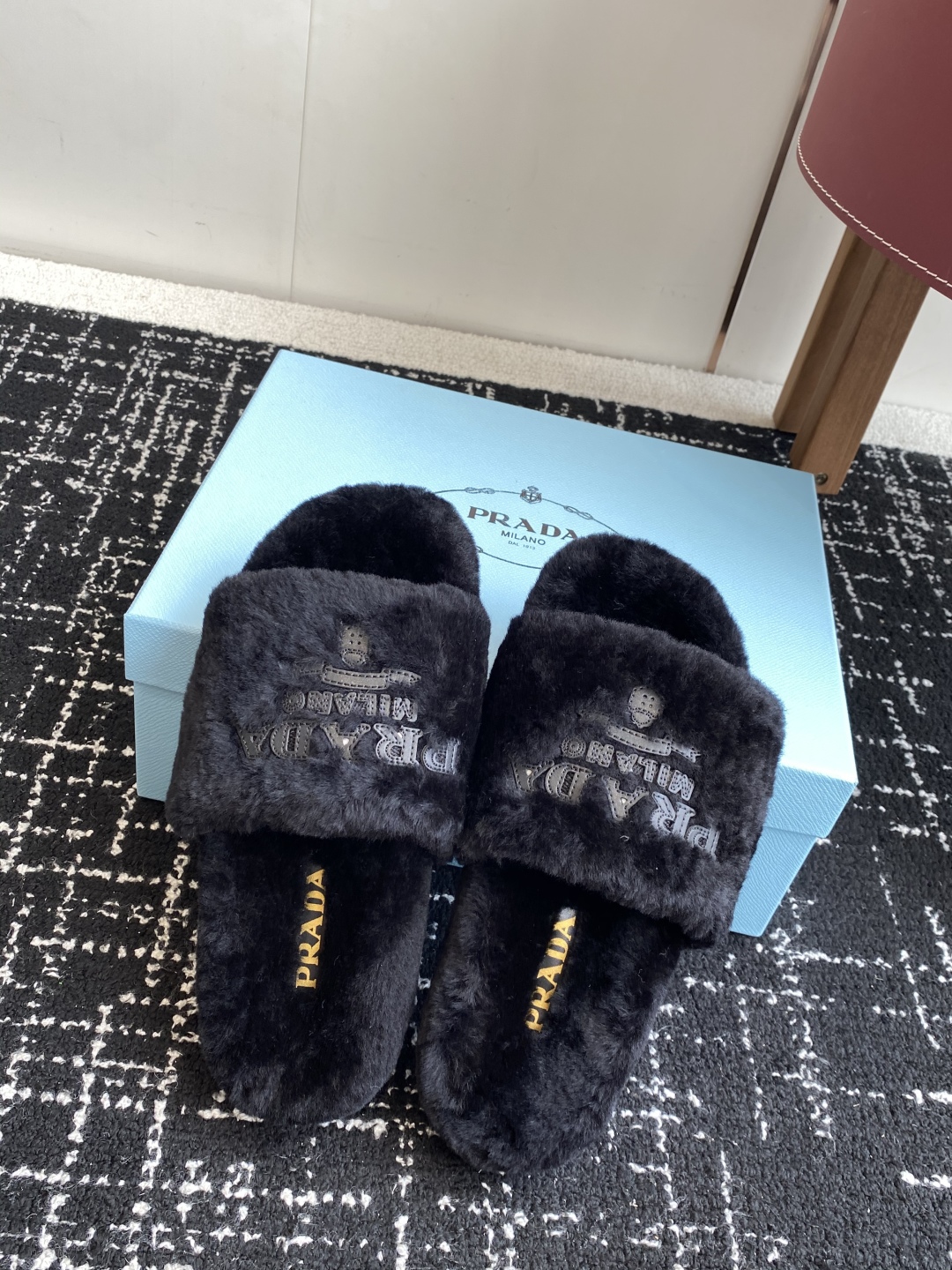 代购级
prada fw 25ss 秋冬最新升级 特级进口羊毛 new arrival～ 一字带毛拖新品