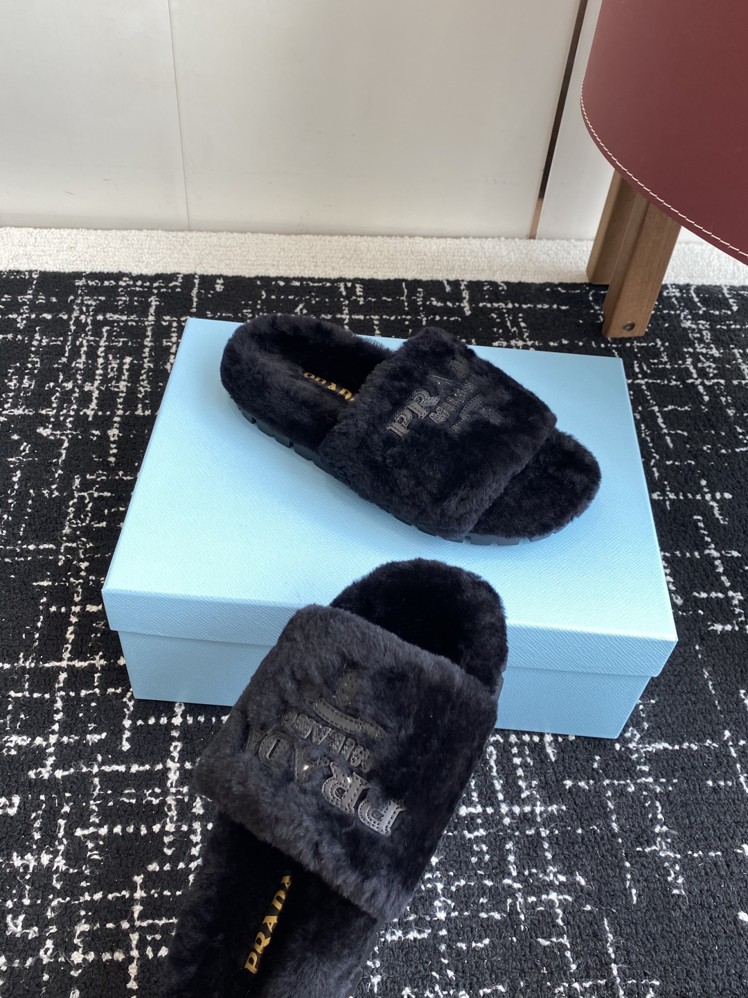 代购级
prada fw 25ss 秋冬最新升级 特级进口羊毛 new arrival～ 一字带毛拖新品