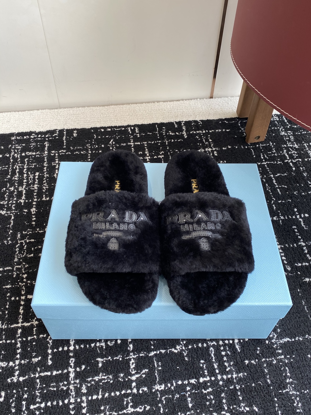 代购级
prada fw 25ss 秋冬最新升级 特级进口羊毛 new arrival～ 一字带毛拖新品