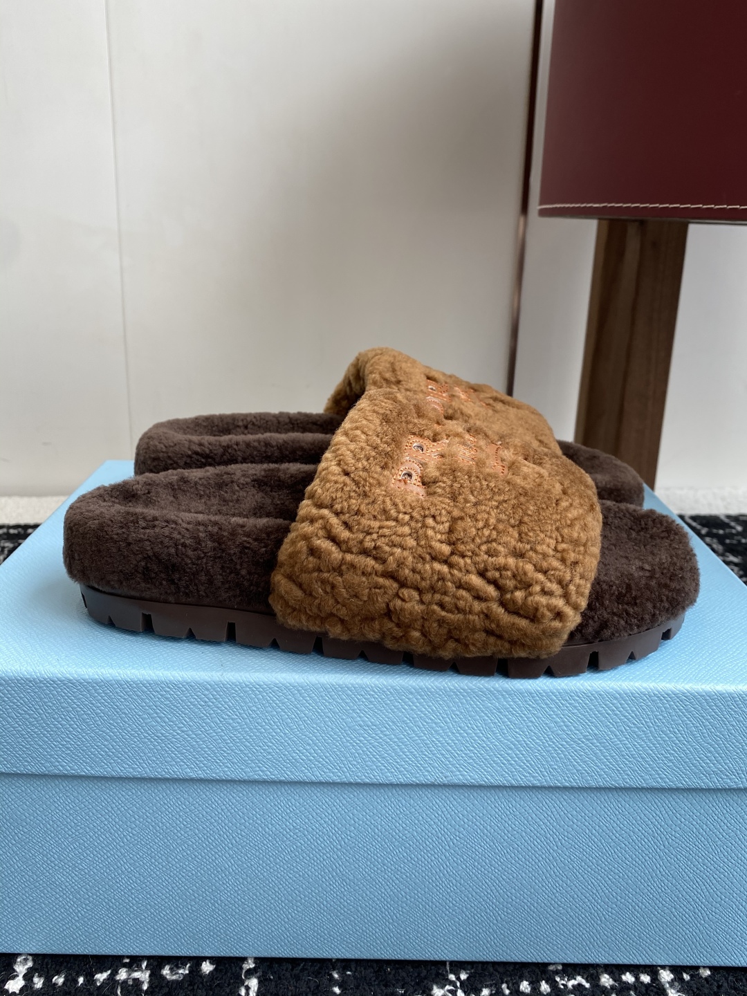 代购级
prada fw 25ss 秋冬最新升级 特级进口羊毛 new arrival～ 一字带毛拖新品
