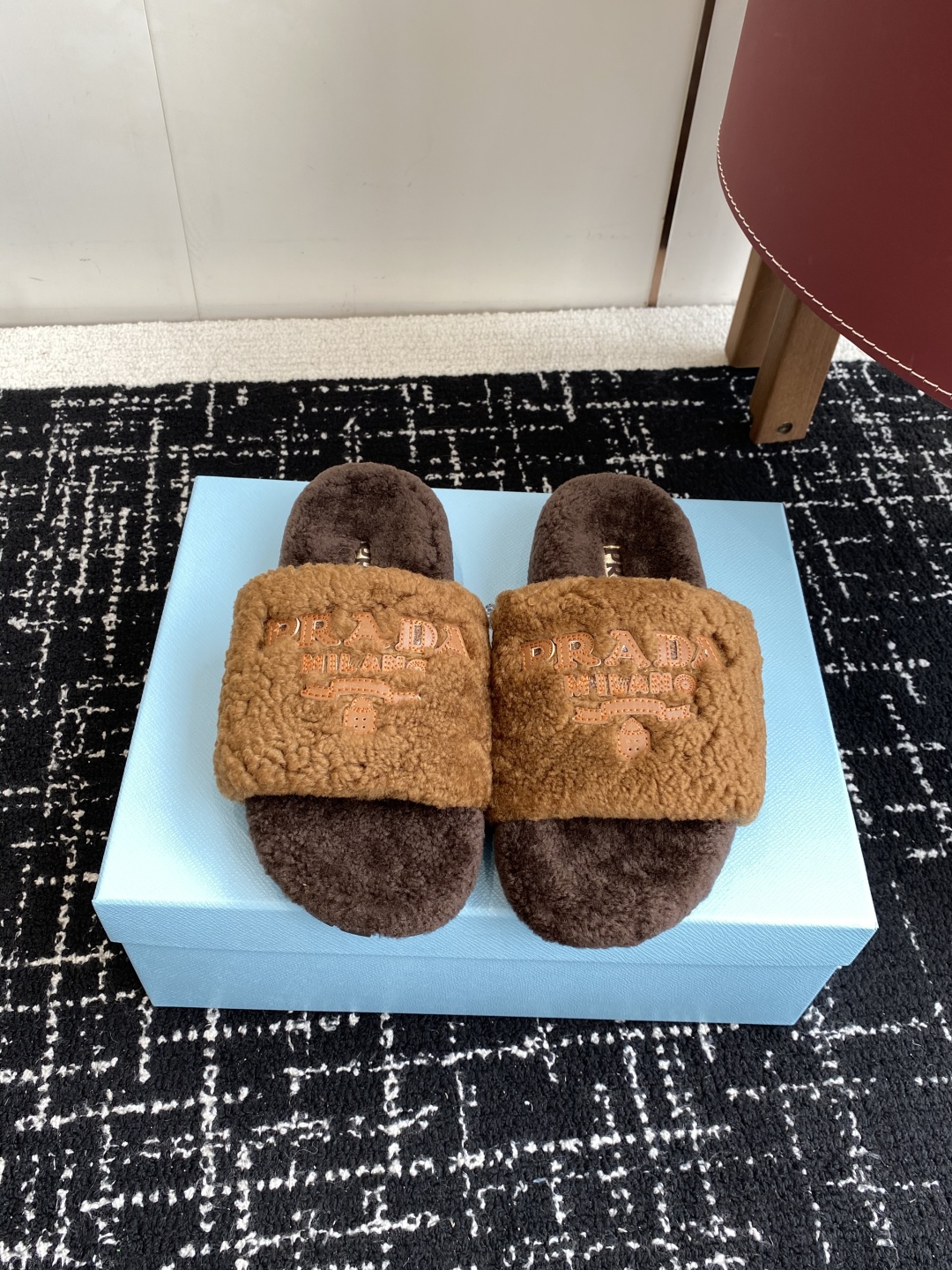代购级
prada fw 25ss 秋冬最新升级 特级进口羊毛 new arrival～ 一字带毛拖新品