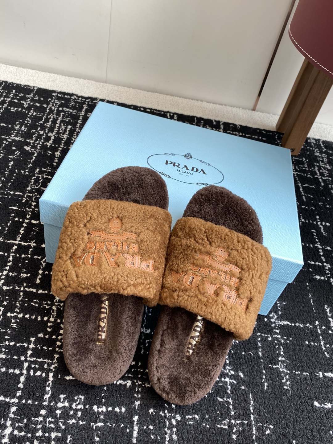 代购级
prada fw 25ss 秋冬最新升级 特级进口羊毛 new arrival～ 一字带毛拖新品