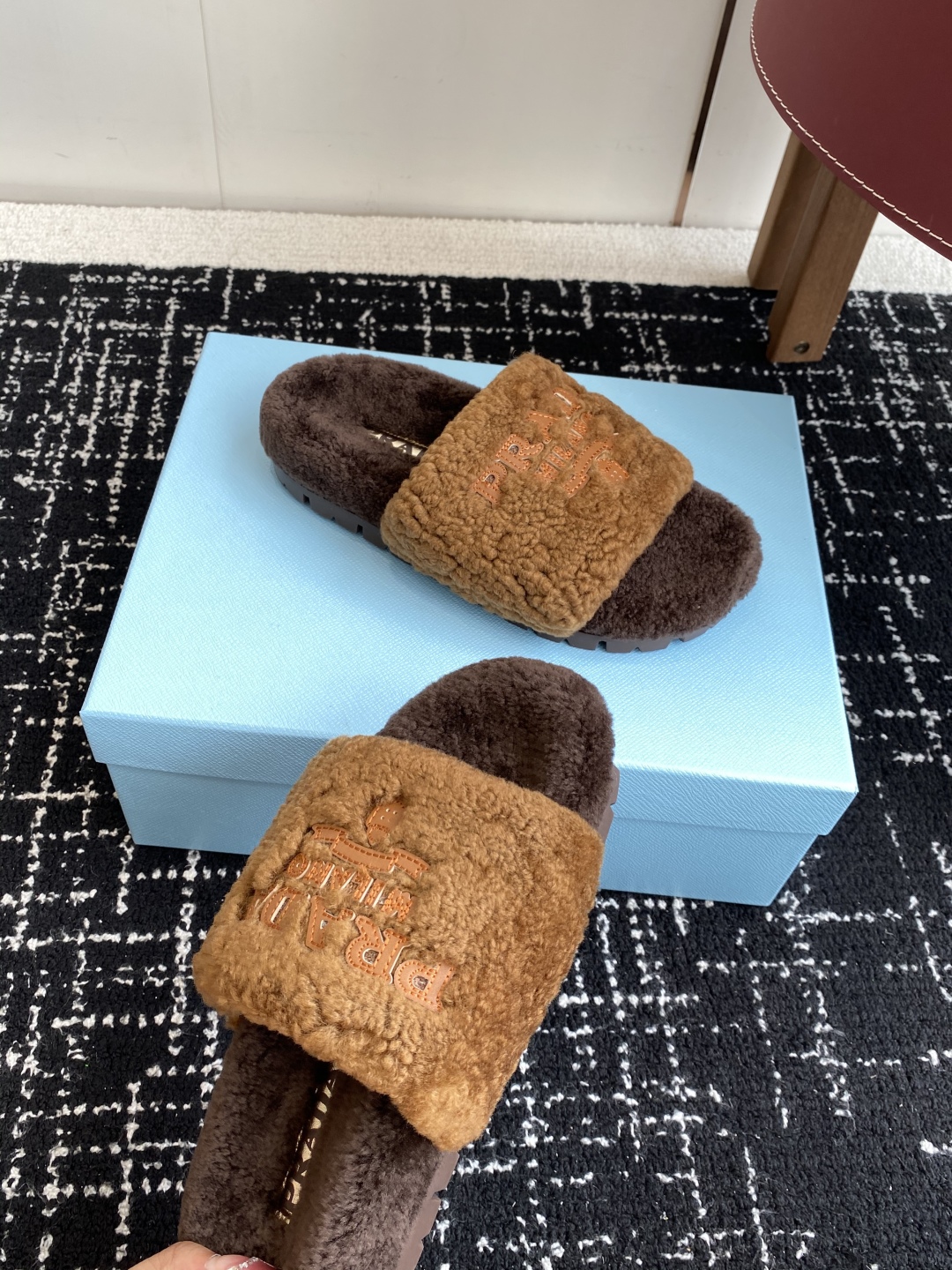 代购级
prada fw 25ss 秋冬最新升级 特级进口羊毛 new arrival～ 一字带毛拖新品