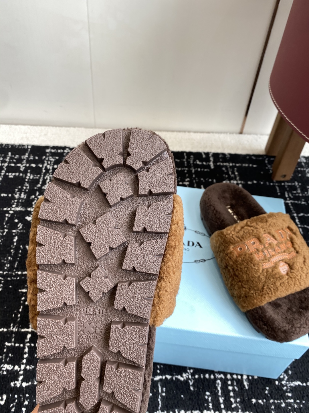 代购级
prada fw 25ss 秋冬最新升级 特级进口羊毛 new arrival～ 一字带毛拖新品