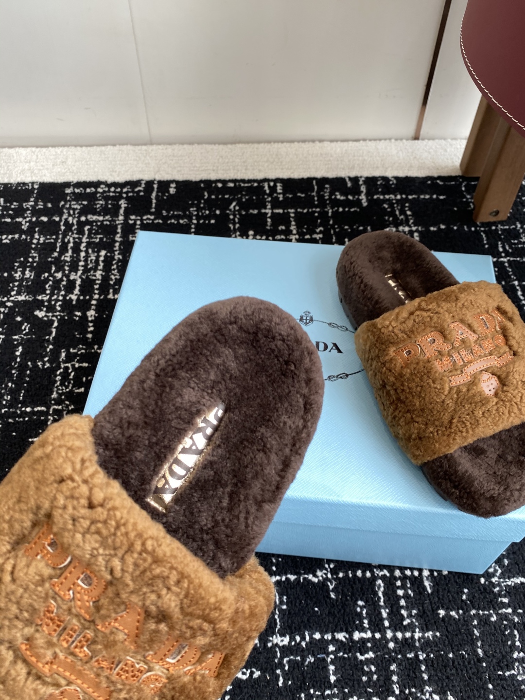 代购级
prada fw 25ss 秋冬最新升级 特级进口羊毛 new arrival～ 一字带毛拖新品
