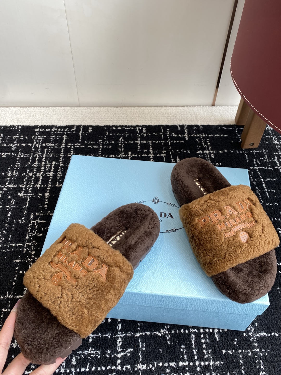 代购级
prada fw 25ss 秋冬最新升级 特级进口羊毛 new arrival～ 一字带毛拖新品