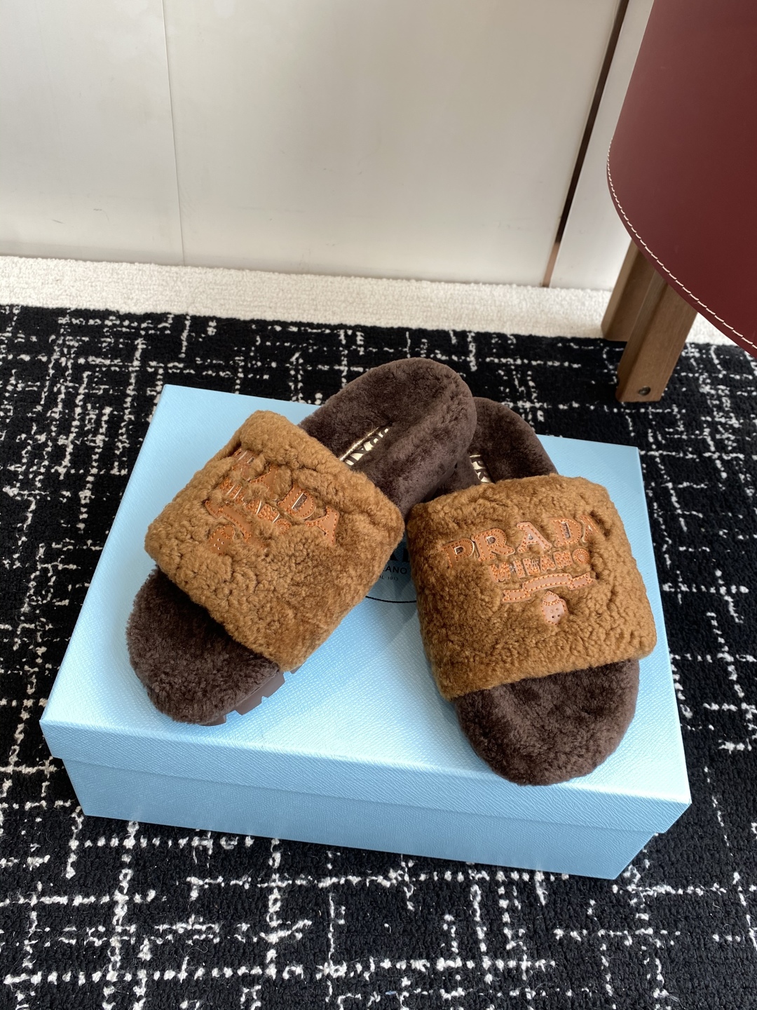 代购级
prada fw 25ss 秋冬最新升级 特级进口羊毛 new arrival～ 一字带毛拖新品