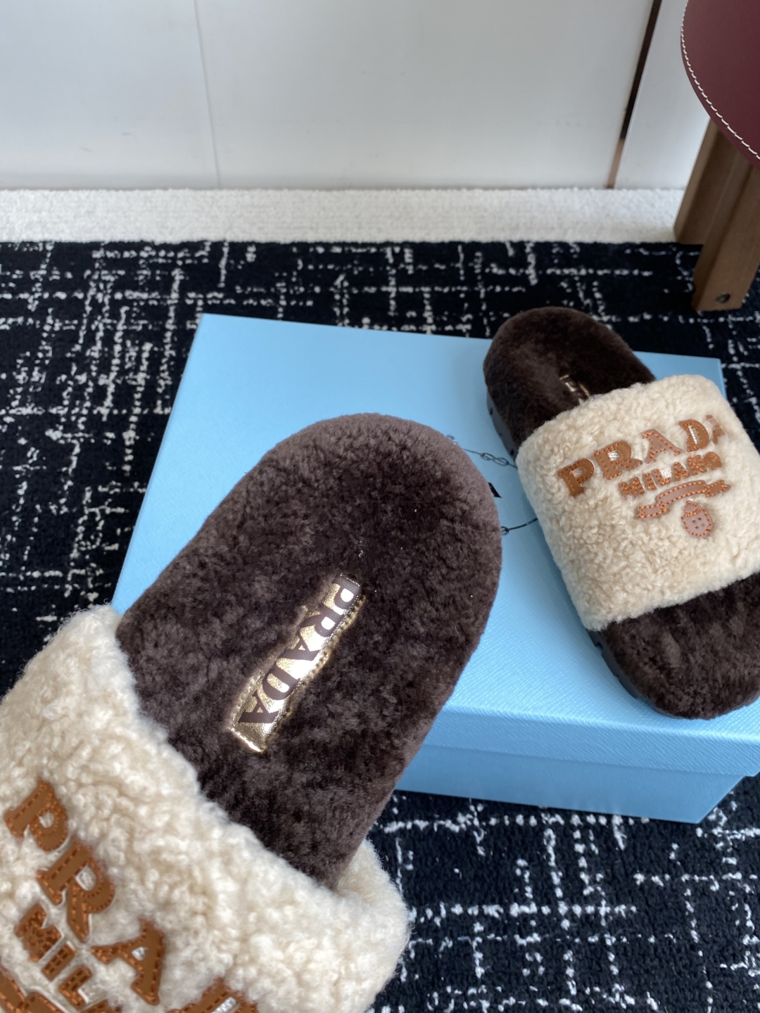 代购级
prada fw 25ss 秋冬最新升级 特级进口羊毛 new arrival～ 一字带毛拖新品