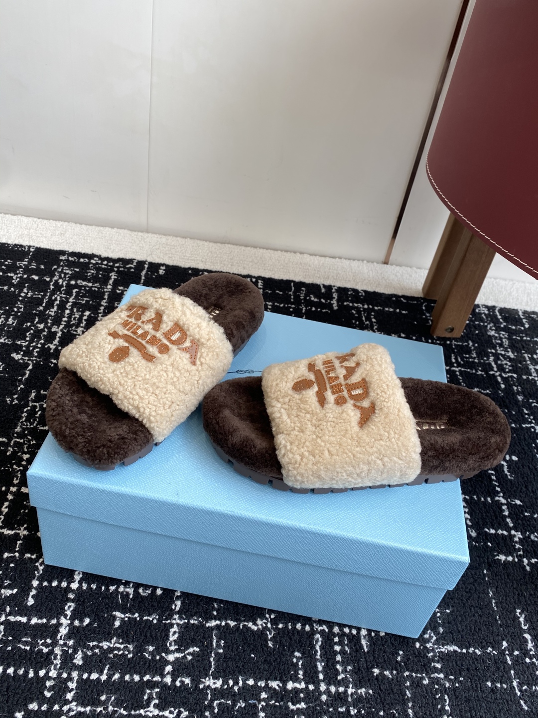 代购级
prada fw 25ss 秋冬最新升级 特级进口羊毛 new arrival～ 一字带毛拖新品