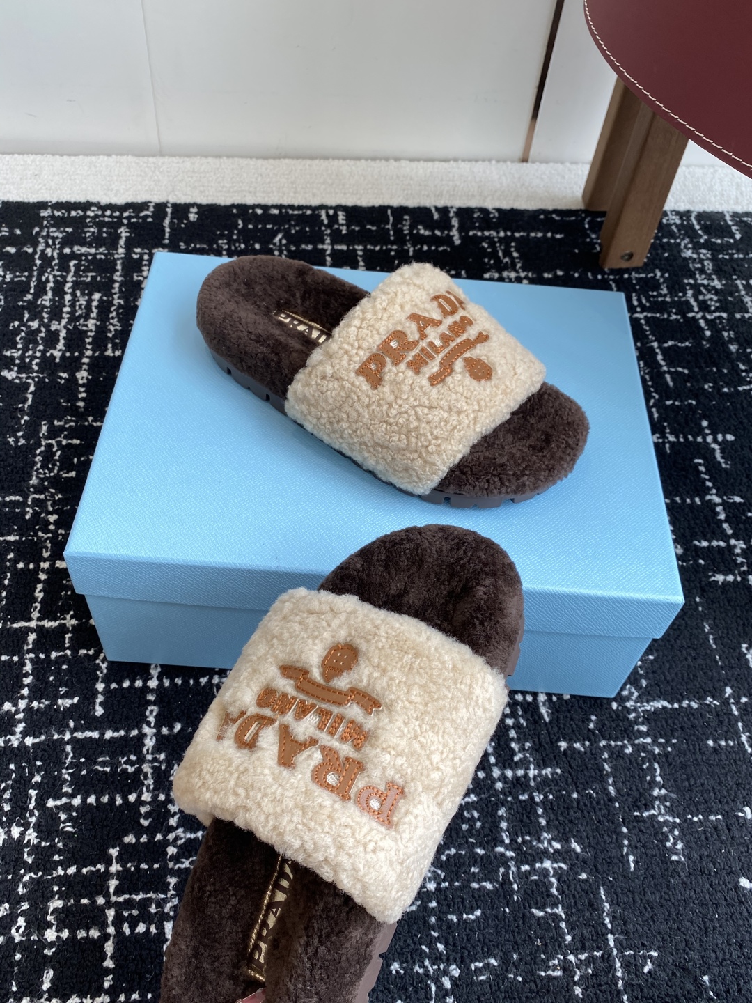 代购级
prada fw 25ss 秋冬最新升级 特级进口羊毛 new arrival～ 一字带毛拖新品