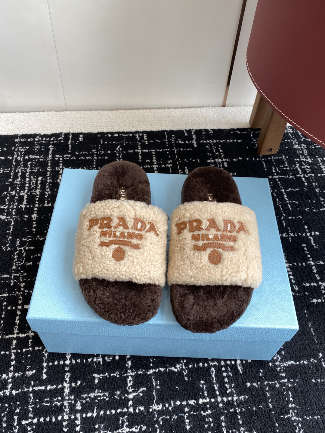 代购级
prada fw 25ss 秋冬最新升级 特级进口羊毛 new arrival～ 一字带毛拖新品