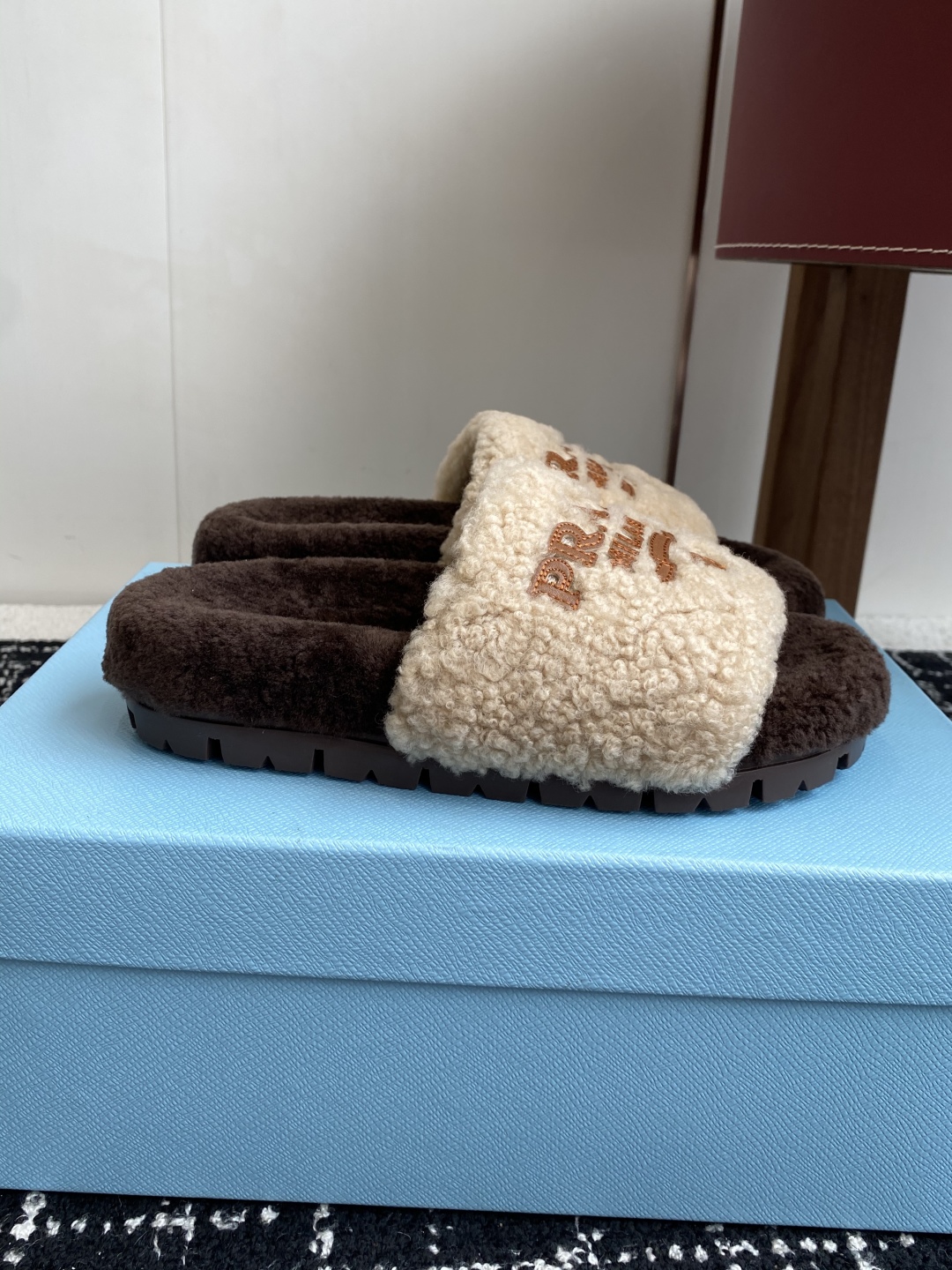 代购级
prada fw 25ss 秋冬最新升级 特级进口羊毛 new arrival～ 一字带毛拖新品
