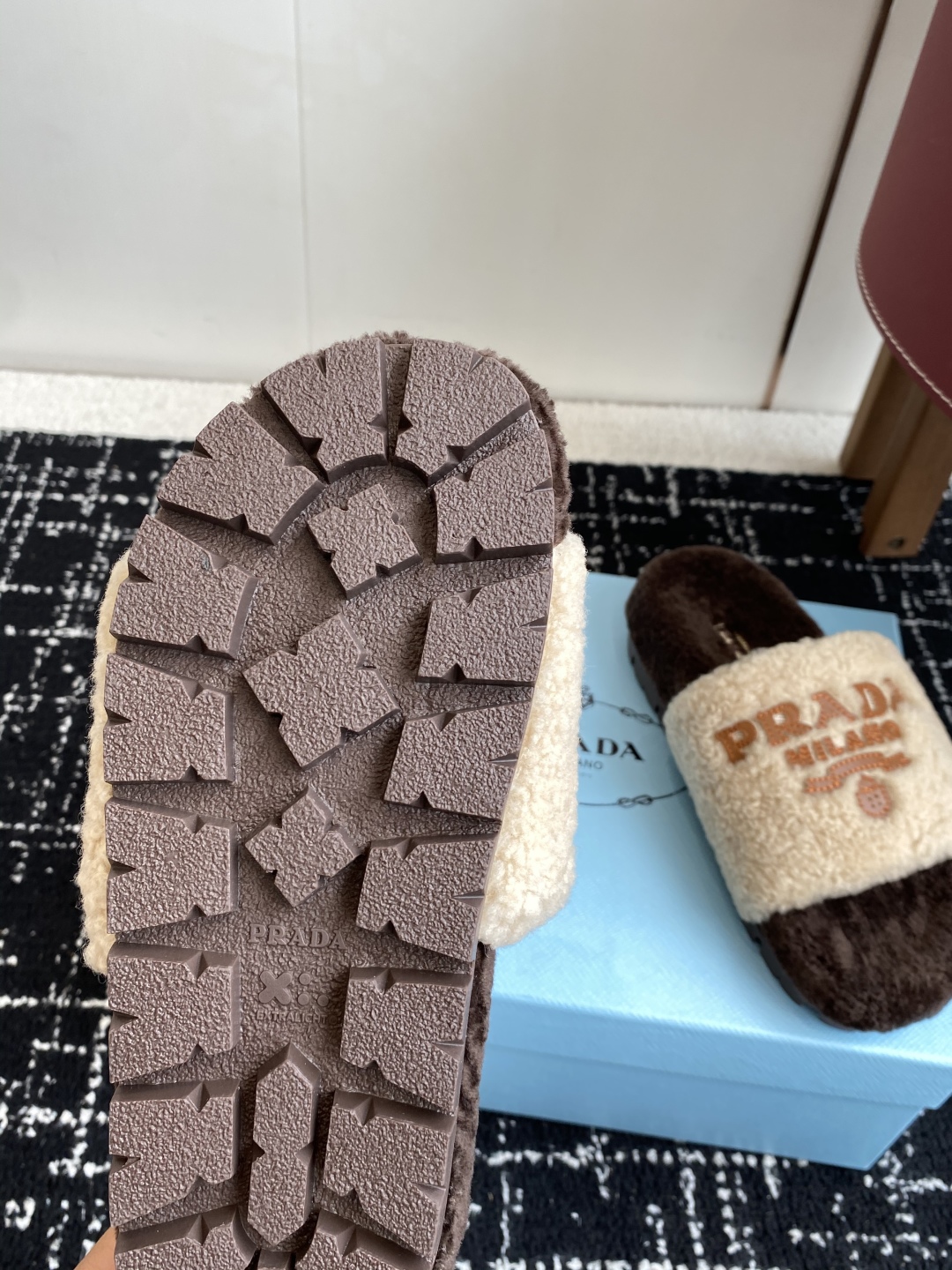 代购级
prada fw 25ss 秋冬最新升级 特级进口羊毛 new arrival～ 一字带毛拖新品