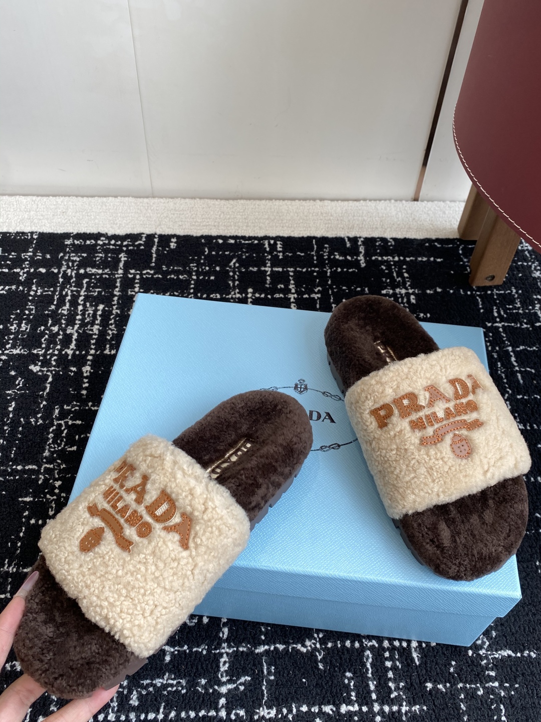 代购级
prada fw 25ss 秋冬最新升级 特级进口羊毛 new arrival～ 一字带毛拖新品