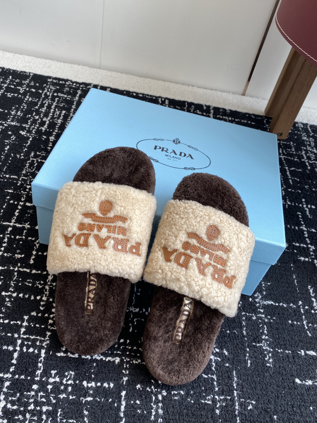 代购级
prada fw 25ss 秋冬最新升级 特级进口羊毛 new arrival～ 一字带毛拖新品