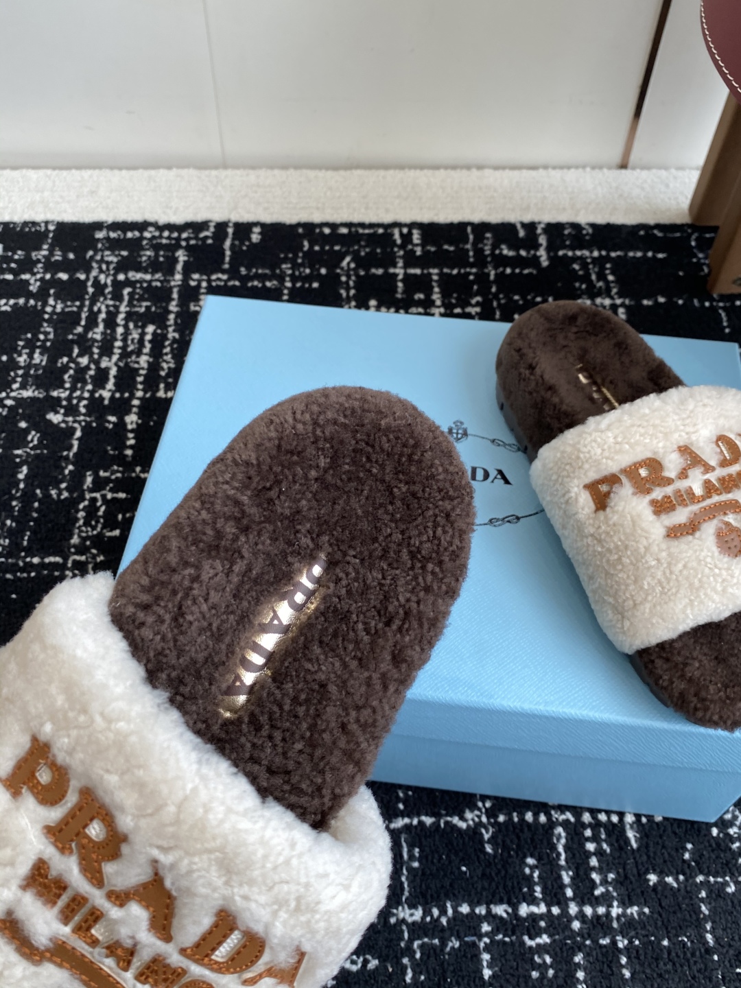 代购级
prada fw 25ss 秋冬最新升级 特级进口羊毛 new arrival～ 一字带毛拖新品