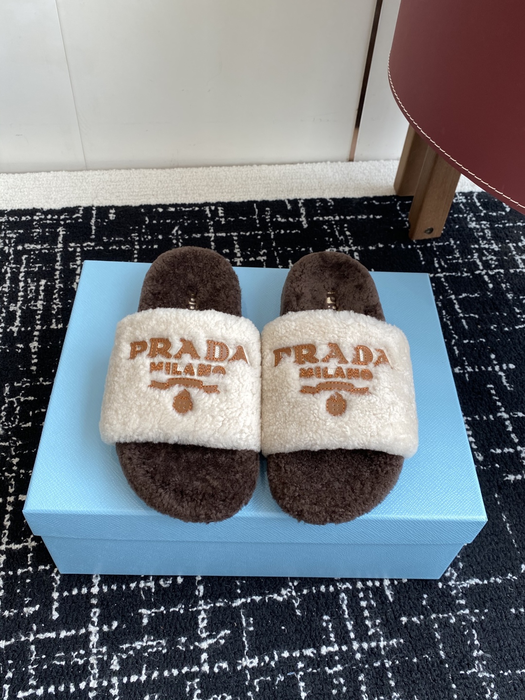 代购级
prada fw 25ss 秋冬最新升级 特级进口羊毛 new arrival～ 一字带毛拖新品