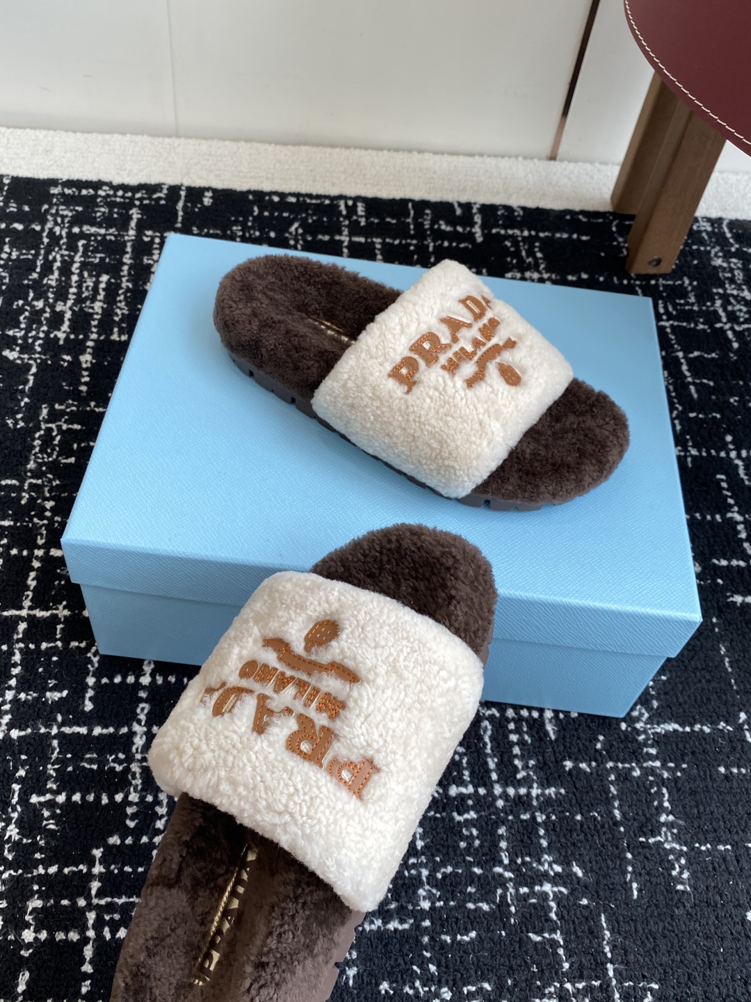 代购级
prada fw 25ss 秋冬最新升级 特级进口羊毛 new arrival～ 一字带毛拖新品