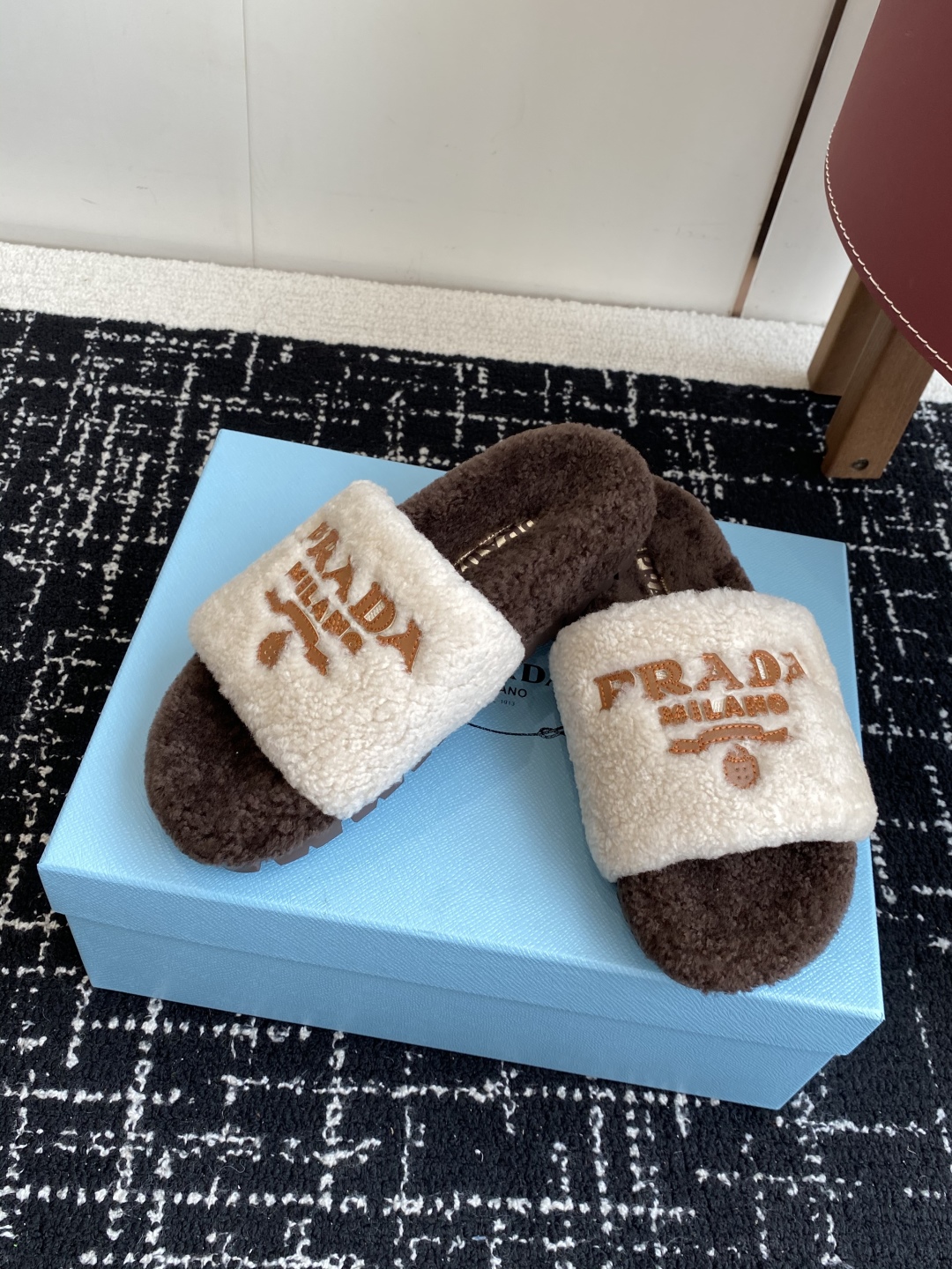代购级
prada fw 25ss 秋冬最新升级 特级进口羊毛 new arrival～ 一字带毛拖新品