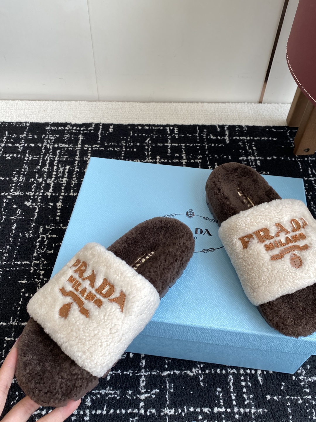 代购级
prada fw 25ss 秋冬最新升级 特级进口羊毛 new arrival～ 一字带毛拖新品