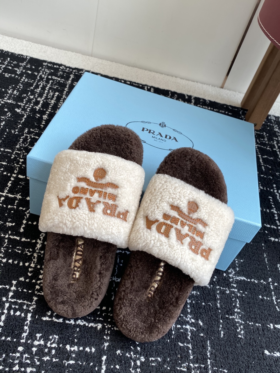 代购级
prada fw 25ss 秋冬最新升级 特级进口羊毛 new arrival～ 一字带毛拖新品