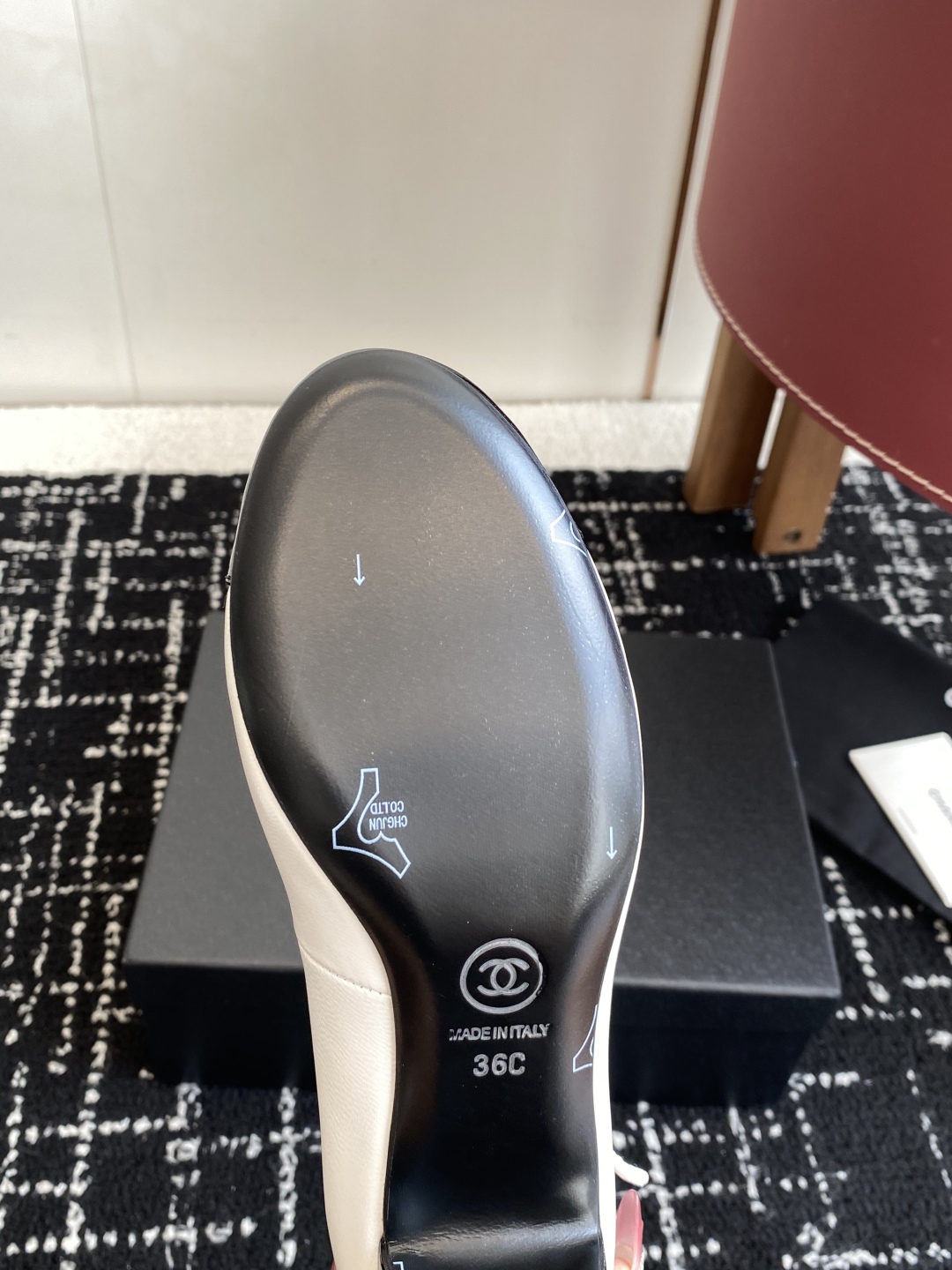 代购级
Chanel 25ss 春夏系列 玛丽珍 单鞋 鞋

非常火的大双C设计手工车线非常耗时耗力
独