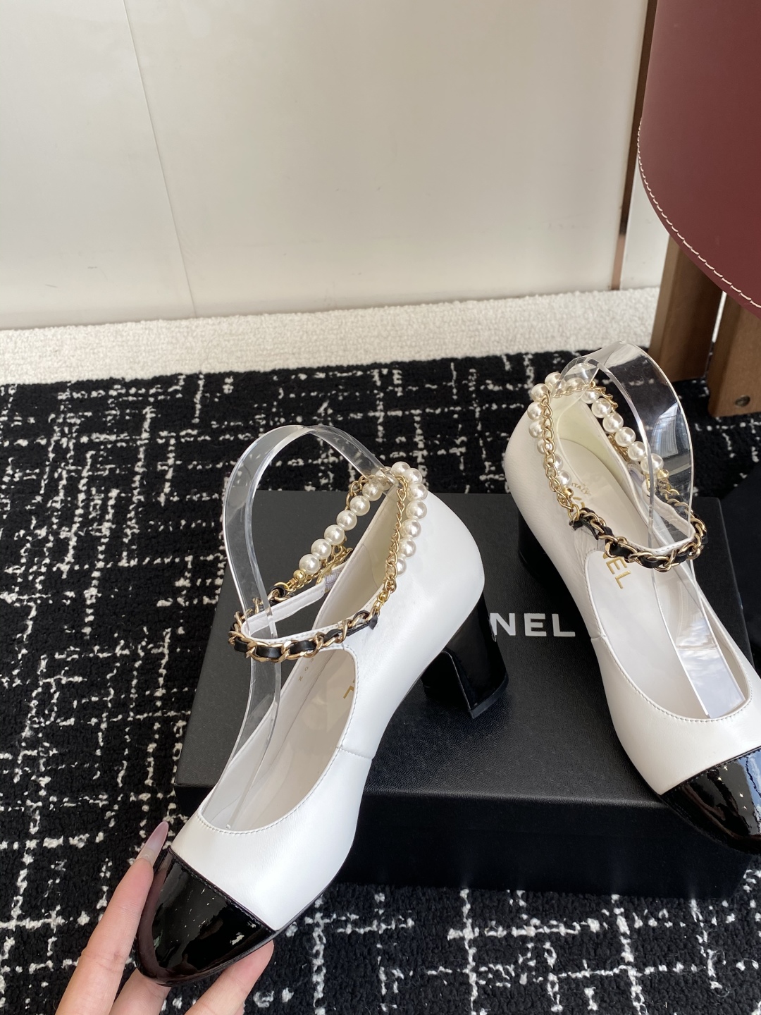 代购级
Chanel 25ss 春夏系列 玛丽珍 单鞋 鞋

非常火的大双C设计手工车线非常耗时耗力
独