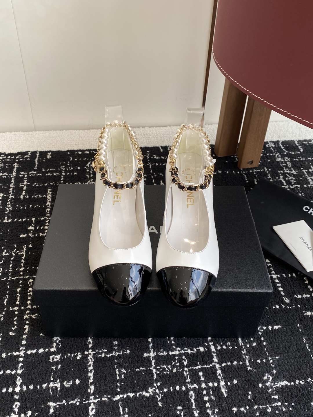 代购级
Chanel 25ss 春夏系列 玛丽珍 单鞋 鞋

非常火的大双C设计手工车线非常耗时耗力
独