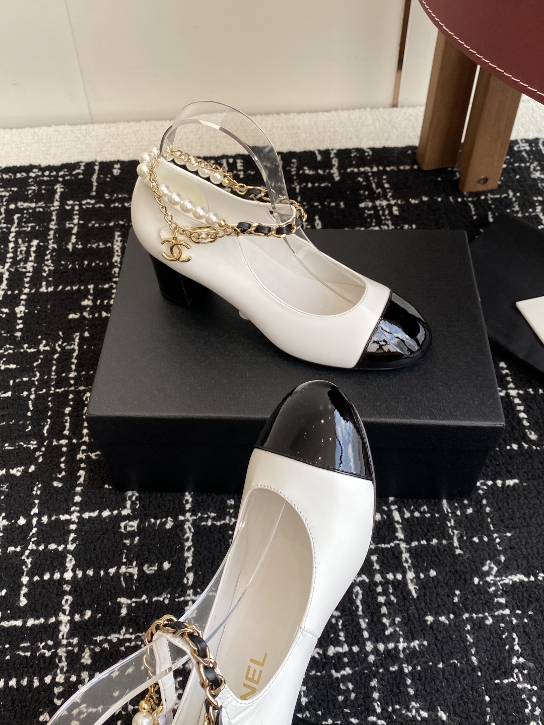代购级
Chanel 25ss 春夏系列 玛丽珍 单鞋 鞋

非常火的大双C设计手工车线非常耗时耗力
独