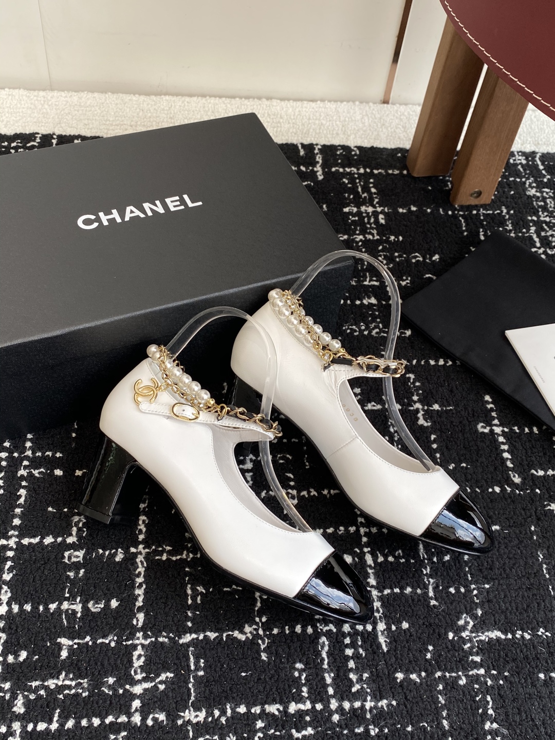 代购级
Chanel 25ss 春夏系列 玛丽珍 单鞋 鞋

非常火的大双C设计手工车线非常耗时耗力
独