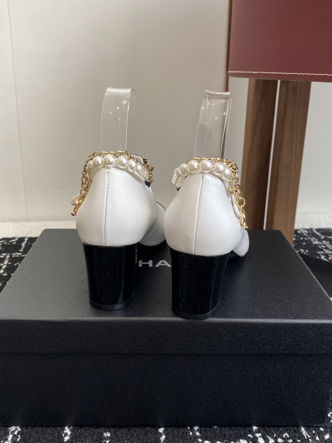 代购级
Chanel 25ss 春夏系列 玛丽珍 单鞋 鞋

非常火的大双C设计手工车线非常耗时耗力
独