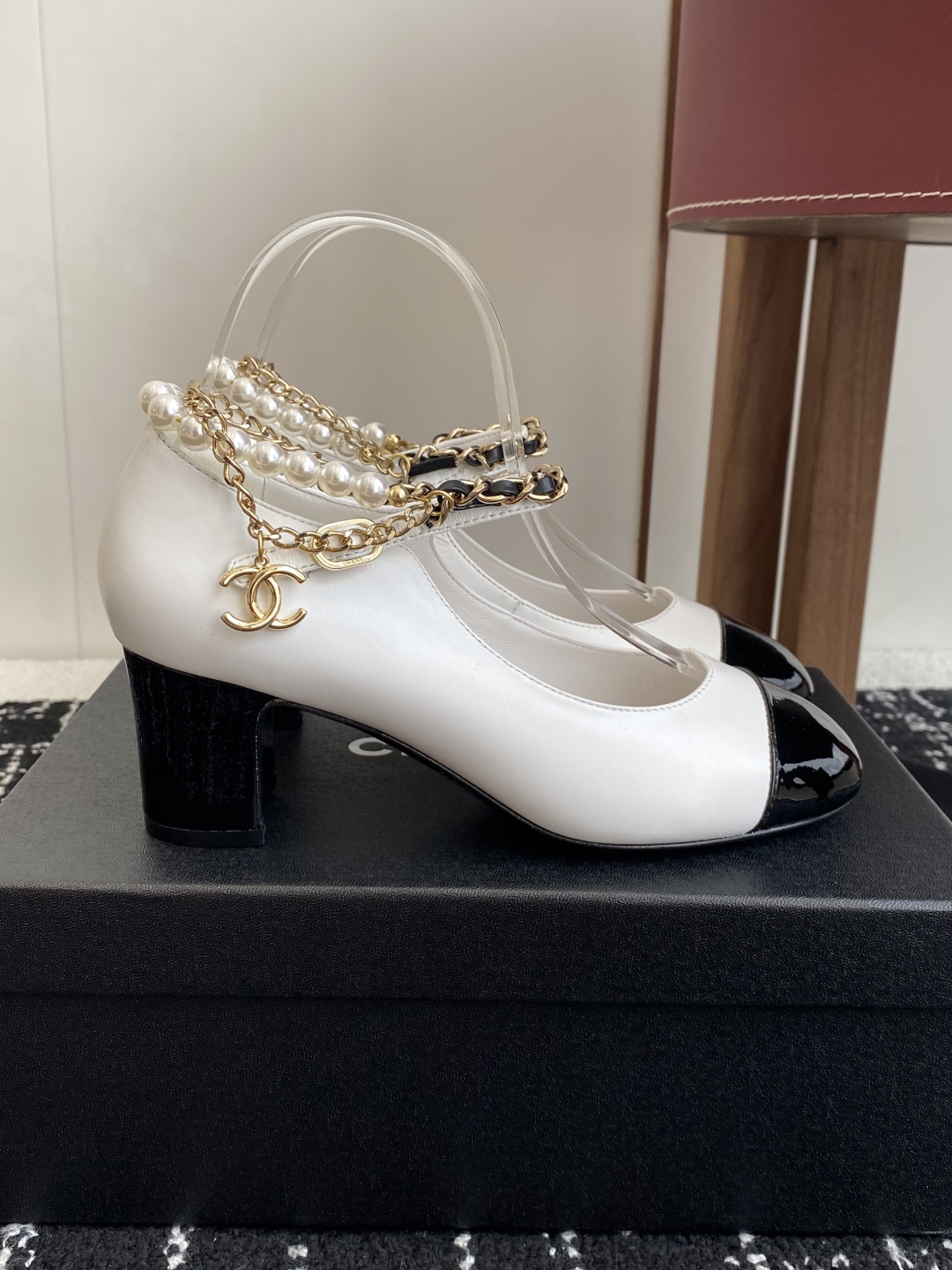 代购级
Chanel 25ss 春夏系列 玛丽珍 单鞋 鞋

非常火的大双C设计手工车线非常耗时耗力
独