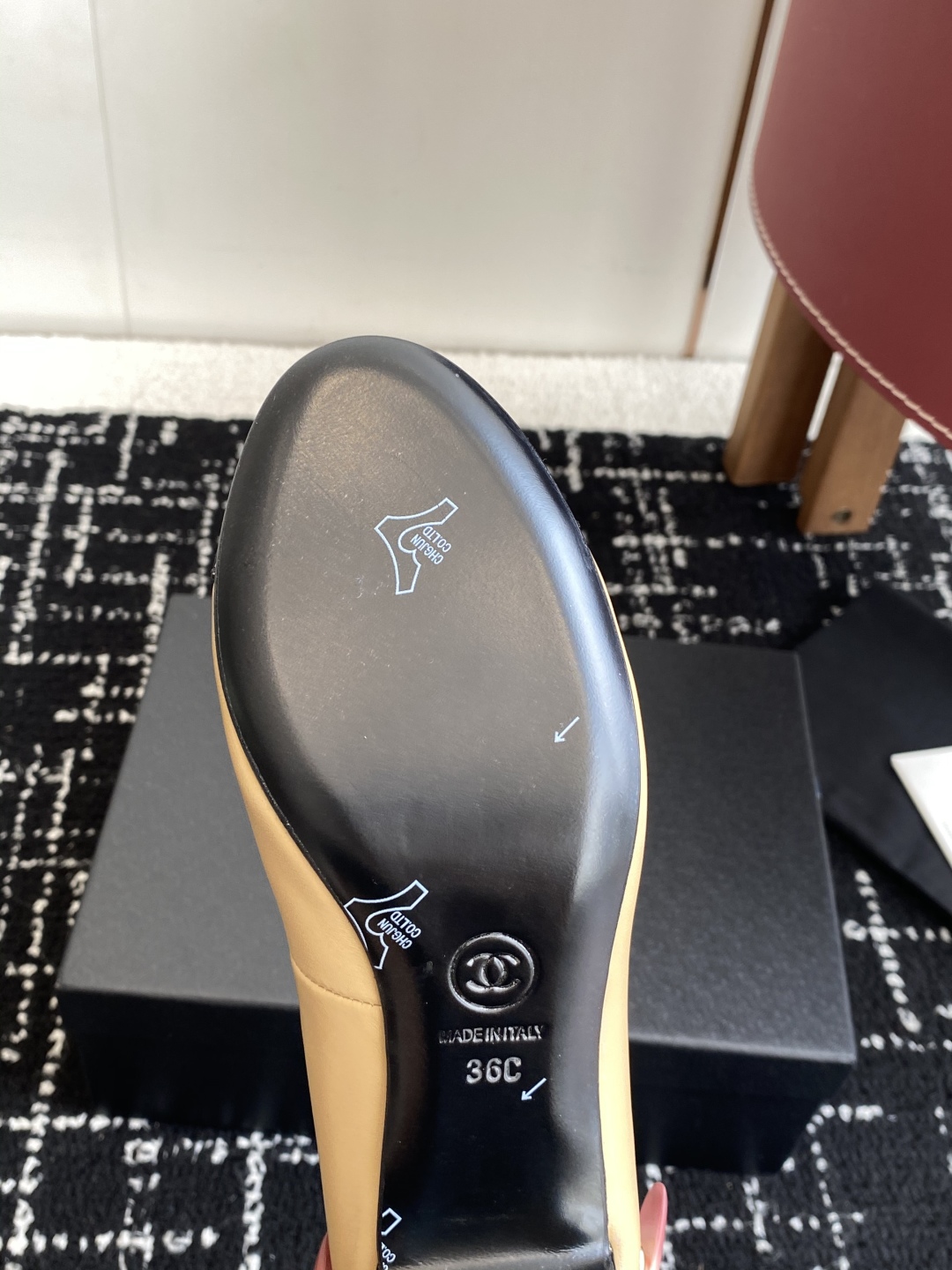代购级
Chanel 25ss 春夏系列 玛丽珍 单鞋 鞋

非常火的大双C设计手工车线非常耗时耗力
独