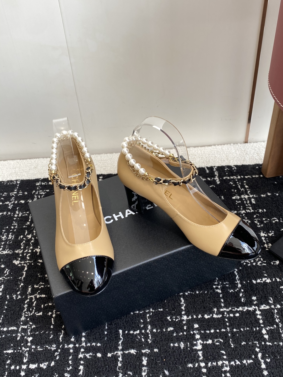 代购级
Chanel 25ss 春夏系列 玛丽珍 单鞋 鞋

非常火的大双C设计手工车线非常耗时耗力
独