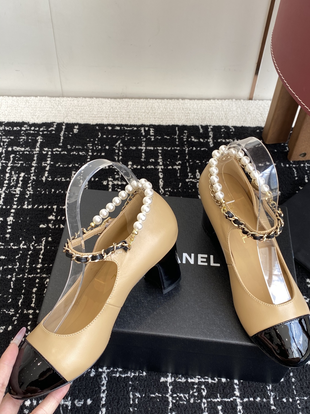 代购级
Chanel 25ss 春夏系列 玛丽珍 单鞋 鞋

非常火的大双C设计手工车线非常耗时耗力
独