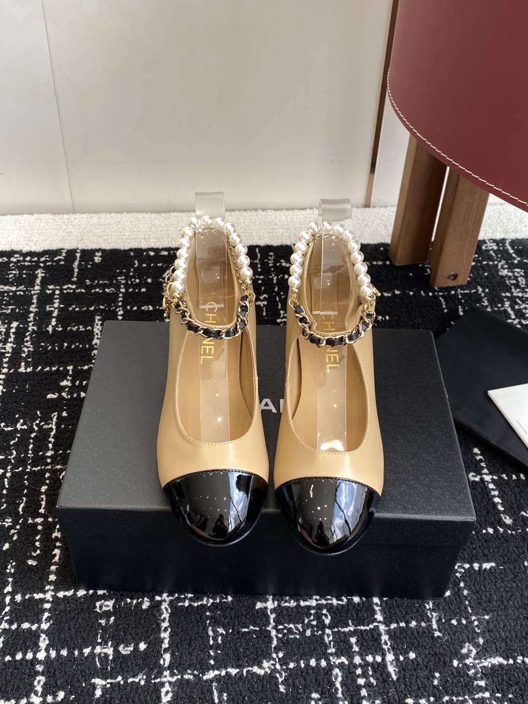 代购级
Chanel 25ss 春夏系列 玛丽珍 单鞋 鞋

非常火的大双C设计手工车线非常耗时耗力
独