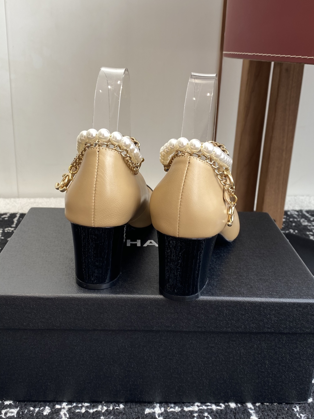 代购级
Chanel 25ss 春夏系列 玛丽珍 单鞋 鞋

非常火的大双C设计手工车线非常耗时耗力
独