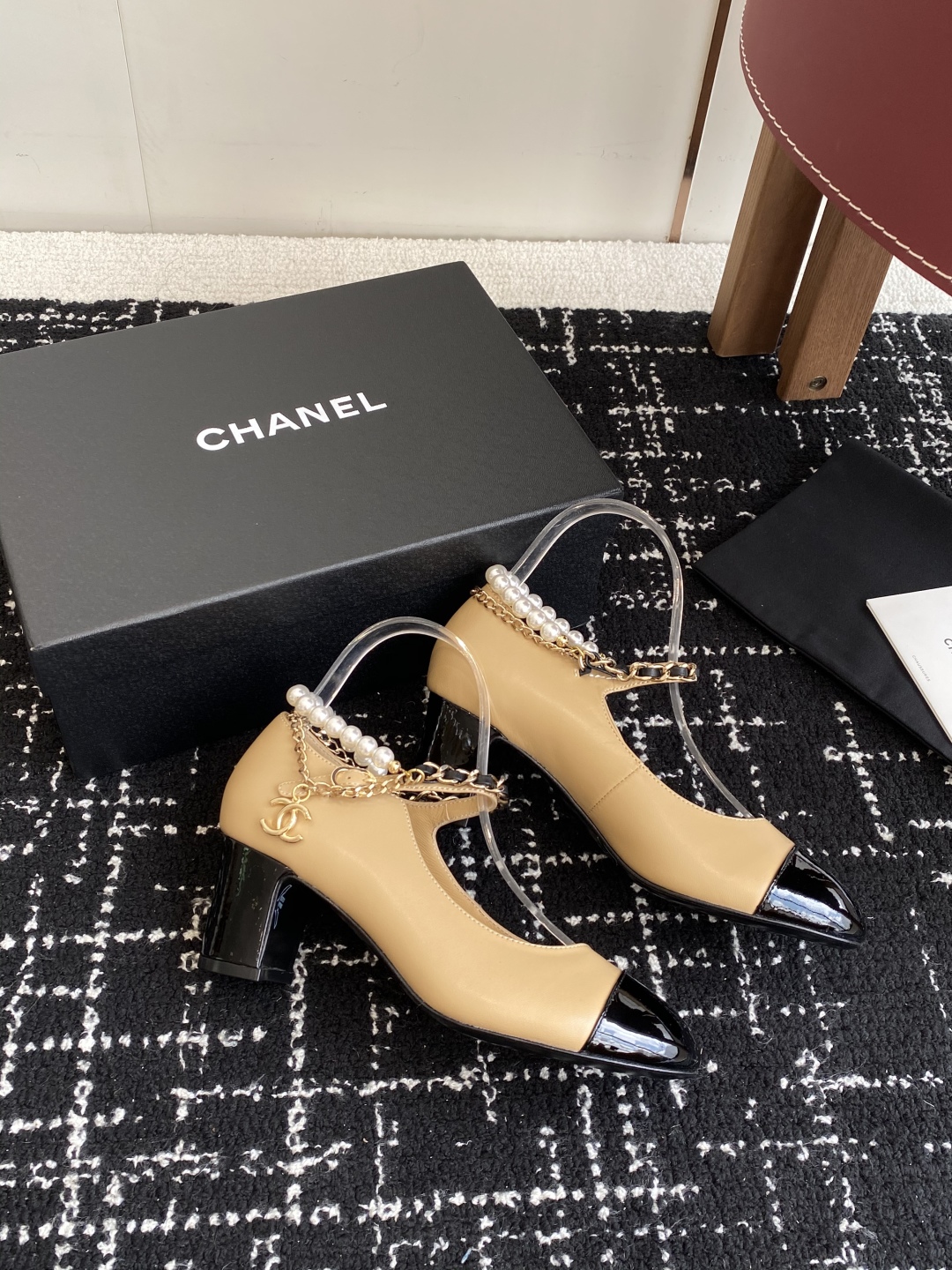 代购级
Chanel 25ss 春夏系列 玛丽珍 单鞋 鞋

非常火的大双C设计手工车线非常耗时耗力
独