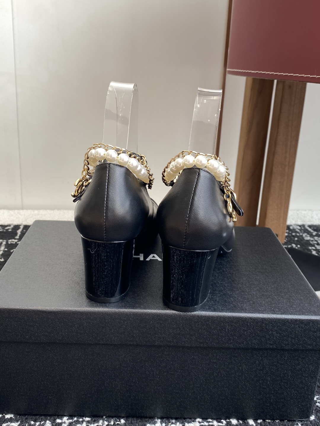 代购级
Chanel 25ss 春夏系列 玛丽珍 单鞋 鞋

非常火的大双C设计手工车线非常耗时耗力
独