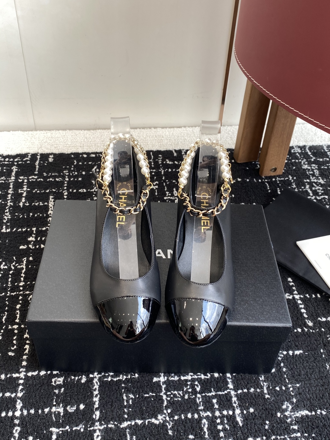 代购级
Chanel 25ss 春夏系列 玛丽珍 单鞋 鞋

非常火的大双C设计手工车线非常耗时耗力
独