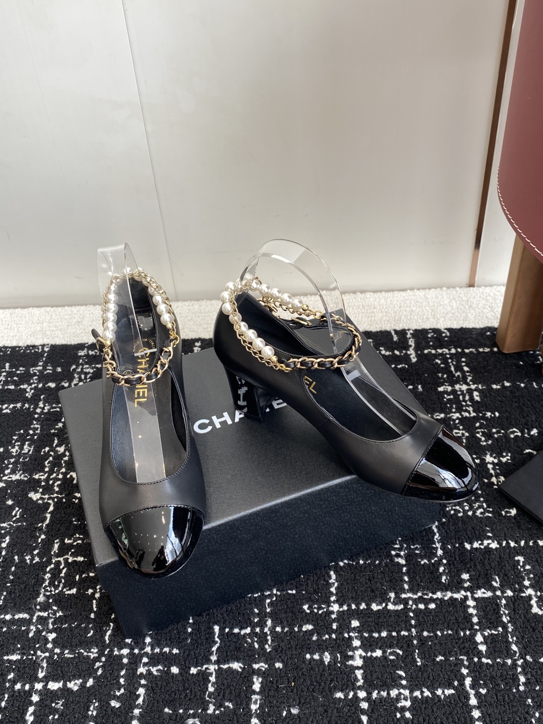 代购级
Chanel 25ss 春夏系列 玛丽珍 单鞋 鞋

非常火的大双C设计手工车线非常耗时耗力
独