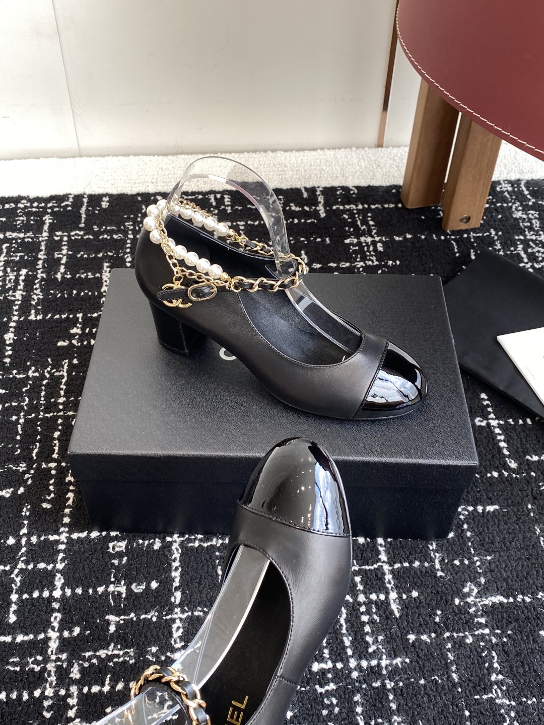 代购级
Chanel 25ss 春夏系列 玛丽珍 单鞋 鞋

非常火的大双C设计手工车线非常耗时耗力
独
