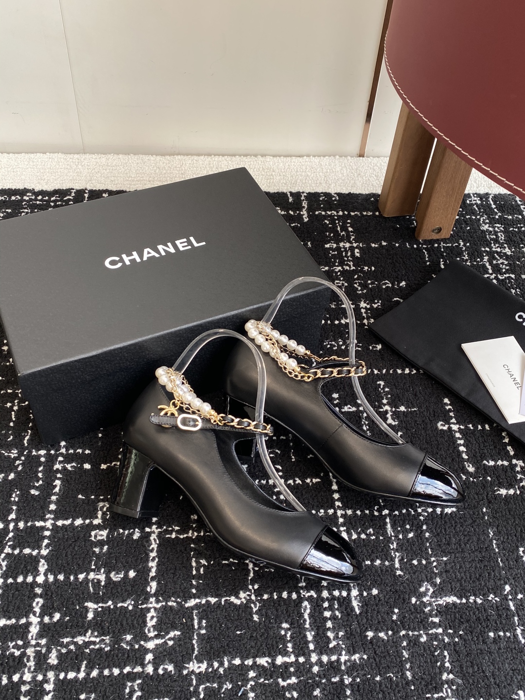 代购级
Chanel 25ss 春夏系列 玛丽珍 单鞋 鞋

非常火的大双C设计手工车线非常耗时耗力
独
