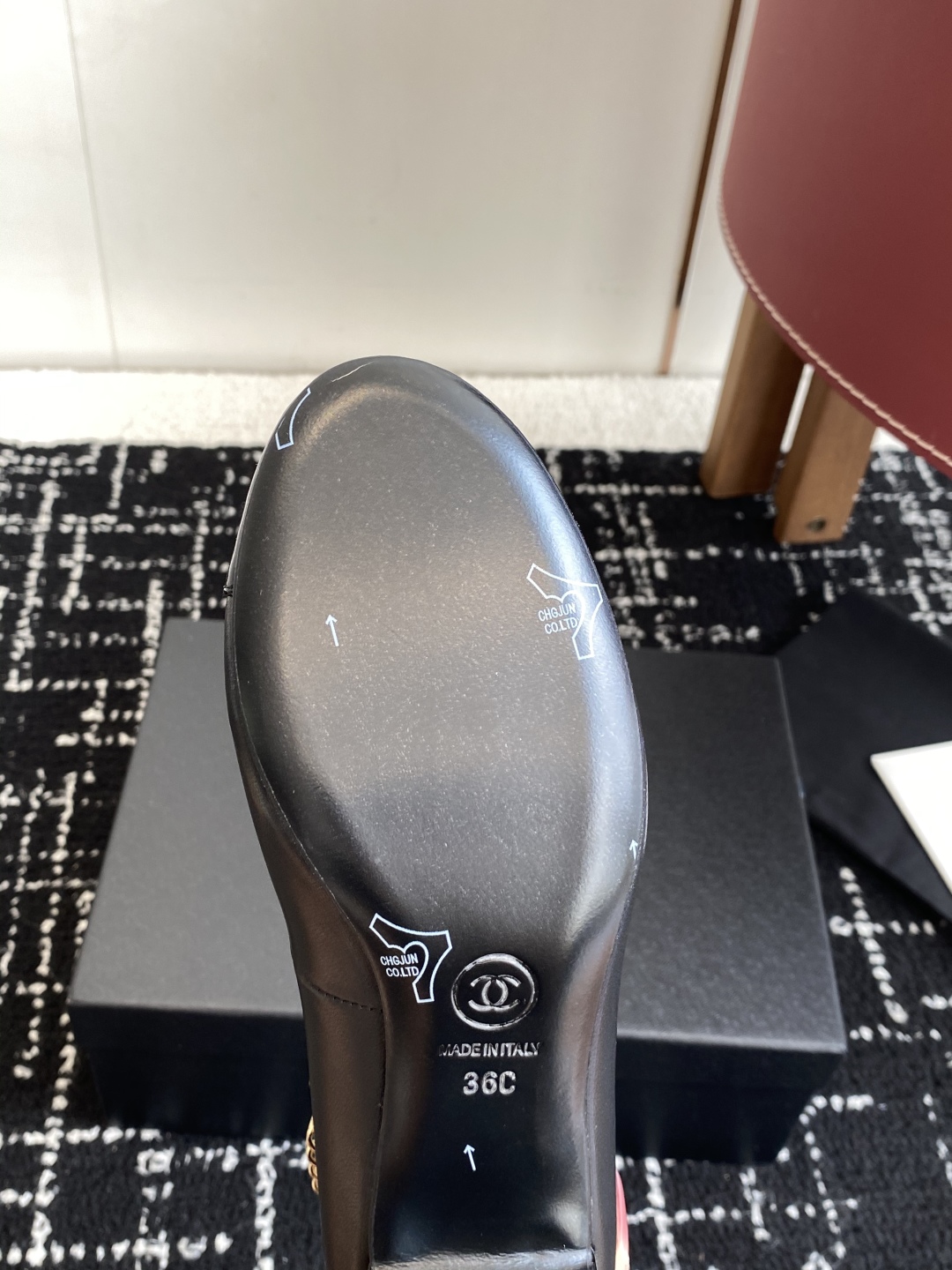 代购级
Chanel 25ss 春夏系列 玛丽珍 单鞋 鞋

非常火的大双C设计手工车线非常耗时耗力
独