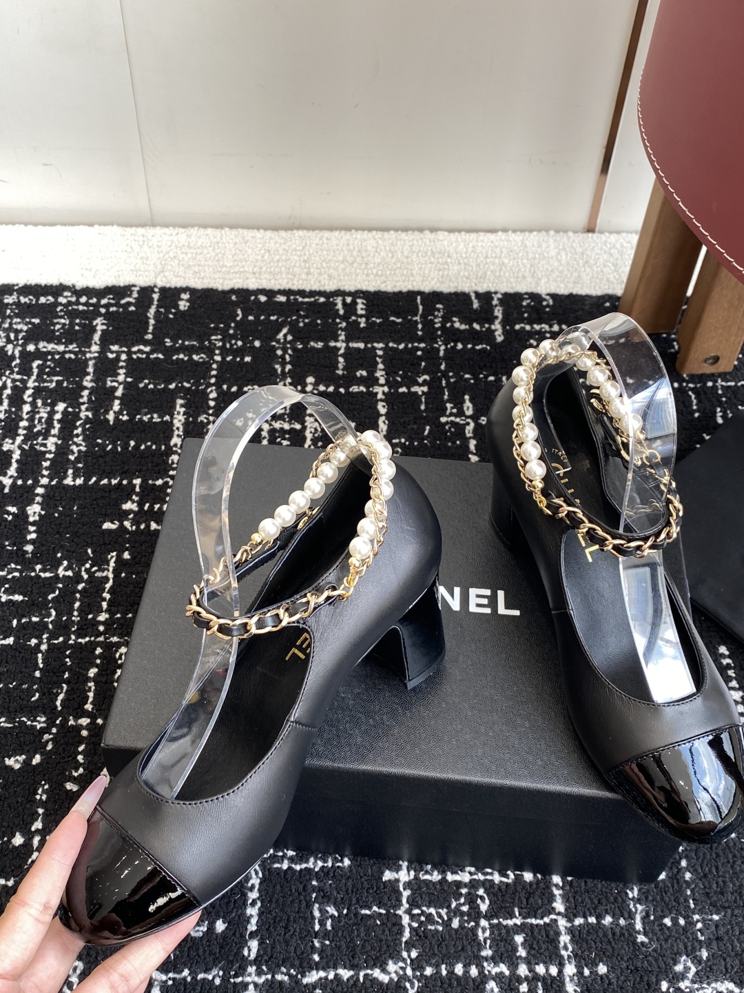 代购级
Chanel 25ss 春夏系列 玛丽珍 单鞋 鞋

非常火的大双C设计手工车线非常耗时耗力
独