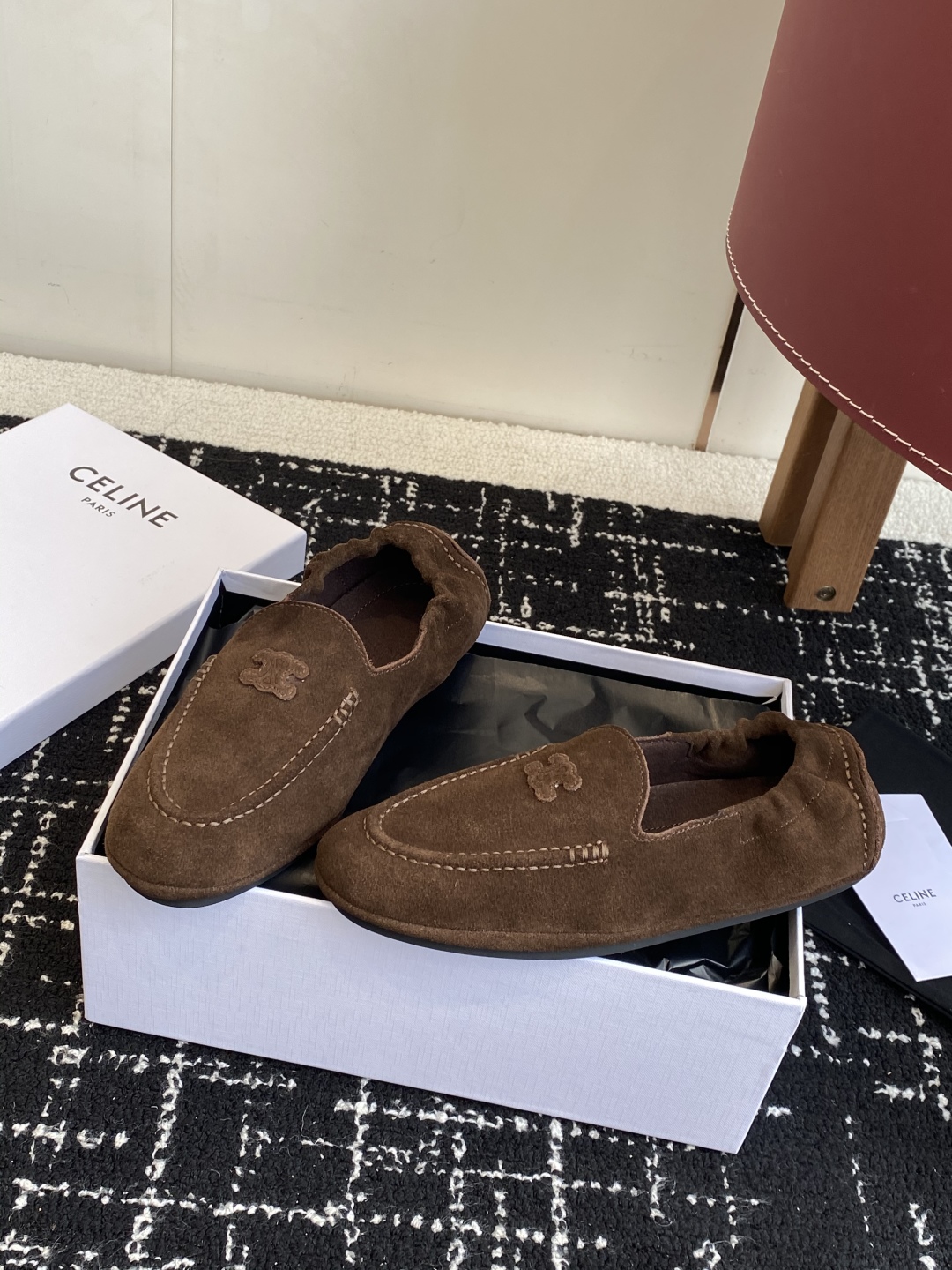 代购级
Celine 25ss 新款 一脚蹬 超级舒适 乐福鞋

今年必须要入手一双celine乐福鞋 