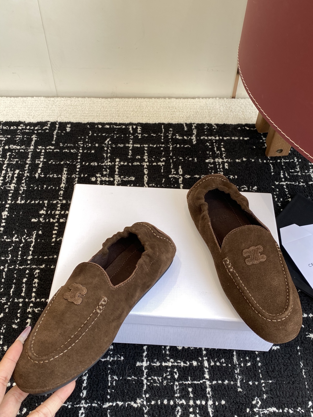 代购级
Celine 25ss 新款 一脚蹬 超级舒适 乐福鞋

今年必须要入手一双celine乐福鞋 